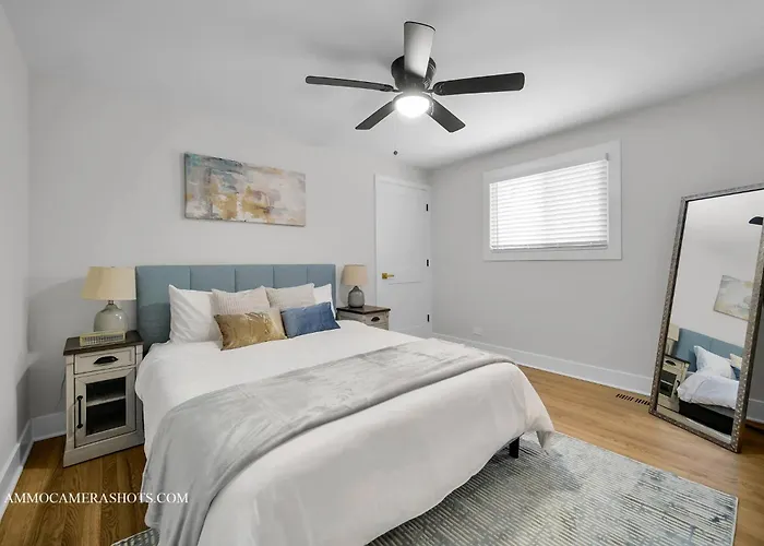 Holiday home Chicago Gem! Centrally Located - Proximity To O' Hare Airport
