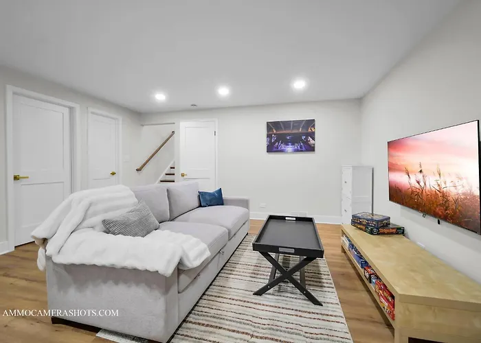 Chicago Gem! Centrally Located - Proximity To O' Hare Airport *